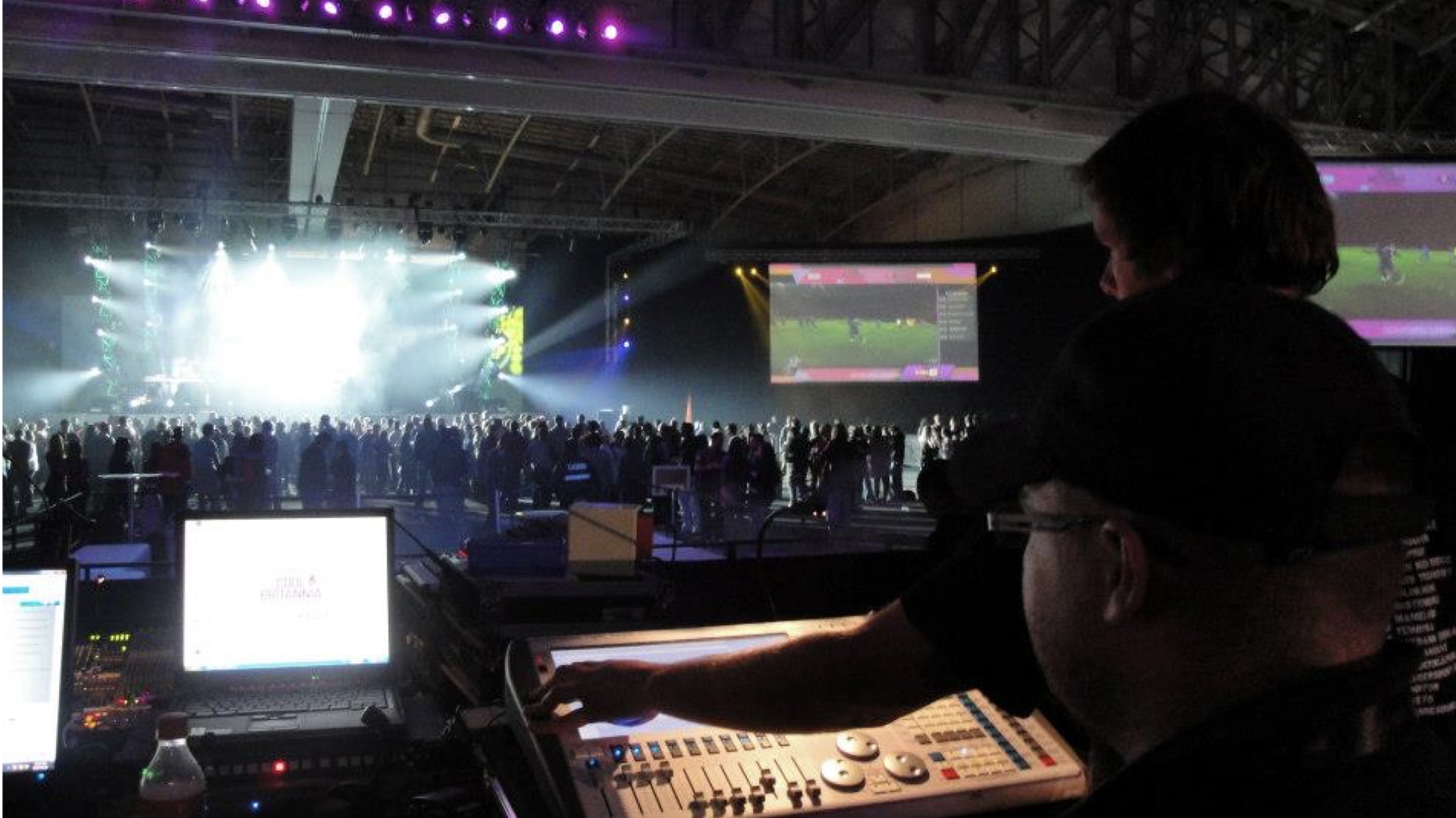 Becoming a UX desginer - WeWork 2020 2.006 | How Might We Becoming a UX designer presentation - slide 6